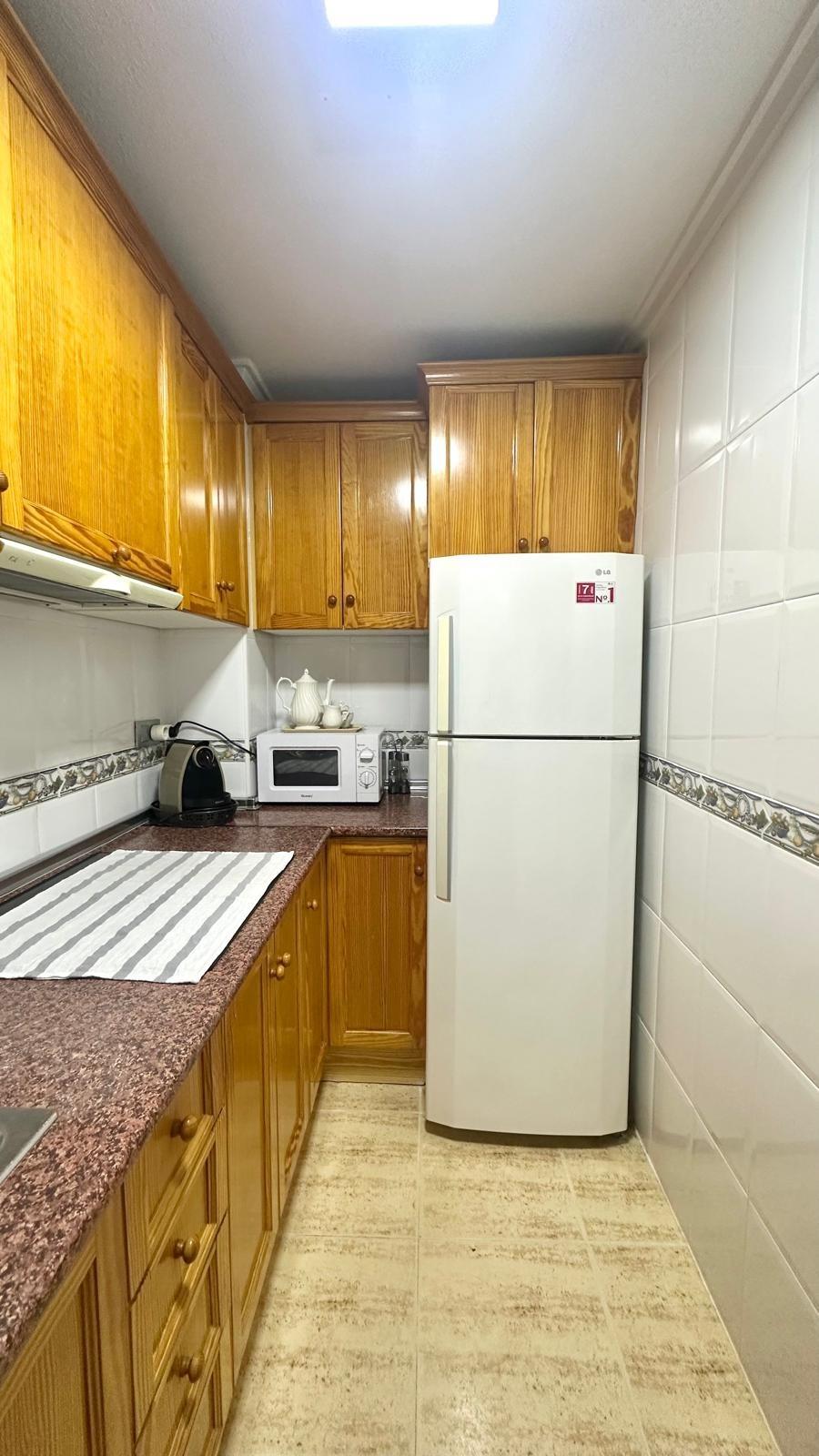Exclusivo Apartamento en Acequión: Playa, Inversión y Confort Total, Apartamento en venta en Acequión, Torrevieja. A 200m de la playa, 2 dorm. Moderno, con terraza y AC. ¡Incluye licencia turística! Ideal para vivir o invertir.