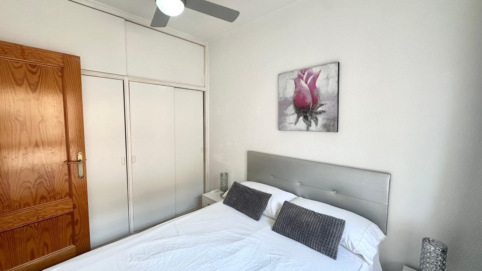 Exclusivo Apartamento en Acequión: Playa, Inversión y Confort Total, Apartamento en venta en Acequión, Torrevieja. A 200m de la playa, 2 dorm. Moderno, con terraza y AC. ¡Incluye licencia turística! Ideal para vivir o invertir.