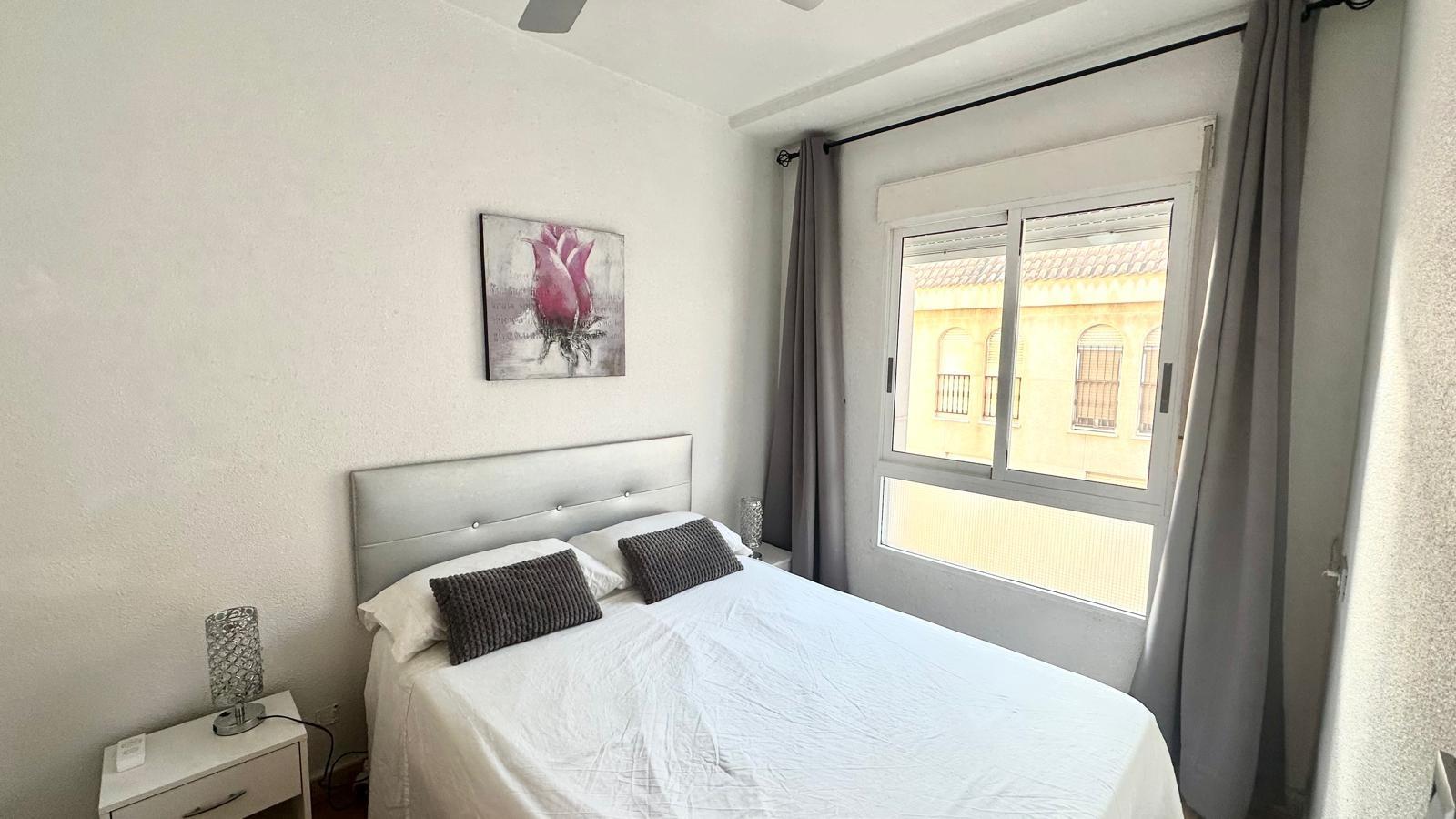 Exclusivo Apartamento en Acequión: Playa, Inversión y Confort Total, Apartamento en venta en Acequión, Torrevieja. A 200m de la playa, 2 dorm. Moderno, con terraza y AC. ¡Incluye licencia turística! Ideal para vivir o invertir.