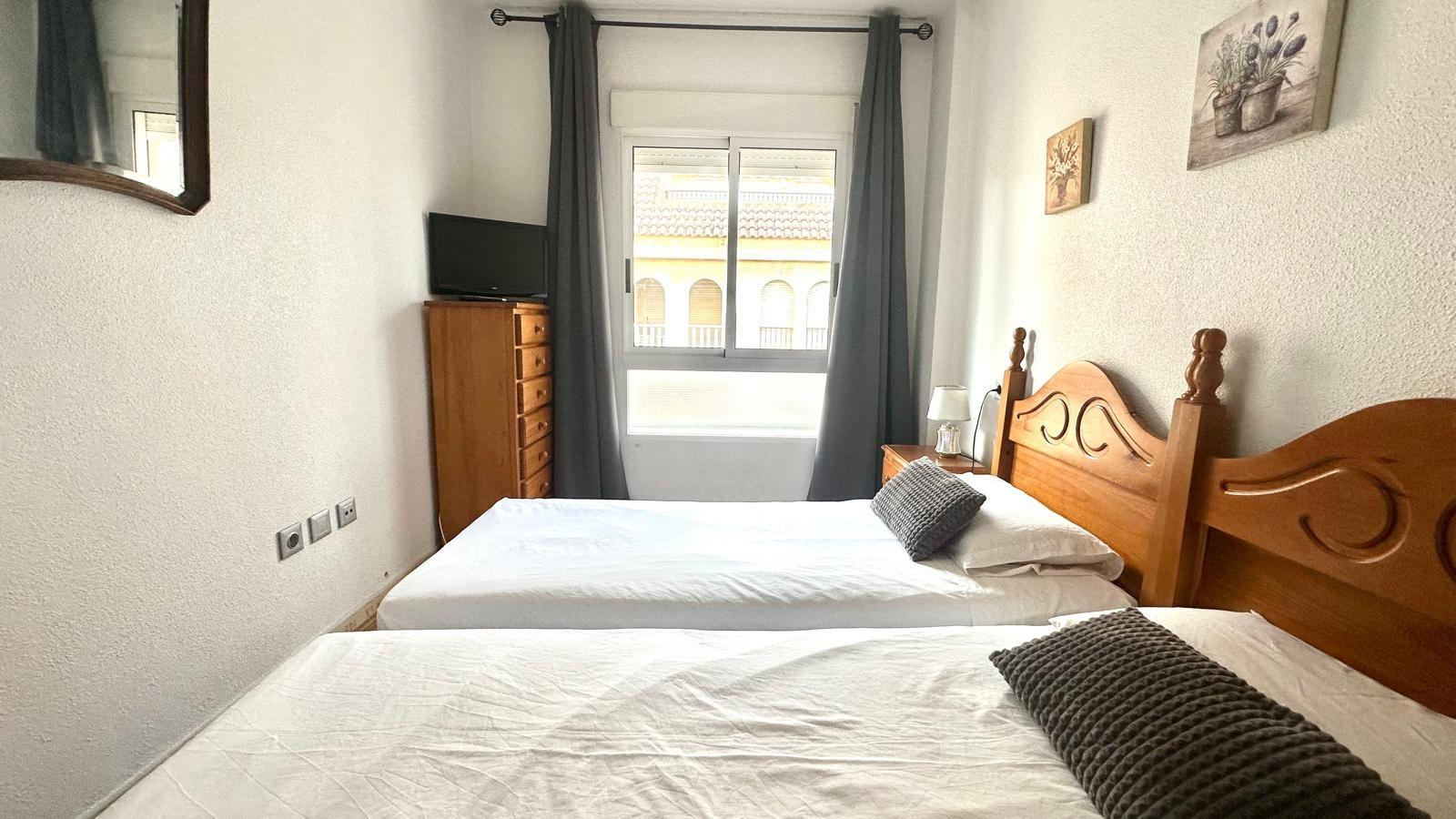 Exclusivo Apartamento en Acequión: Playa, Inversión y Confort Total, Apartamento en venta en Acequión, Torrevieja. A 200m de la playa, 2 dorm. Moderno, con terraza y AC. ¡Incluye licencia turística! Ideal para vivir o invertir.