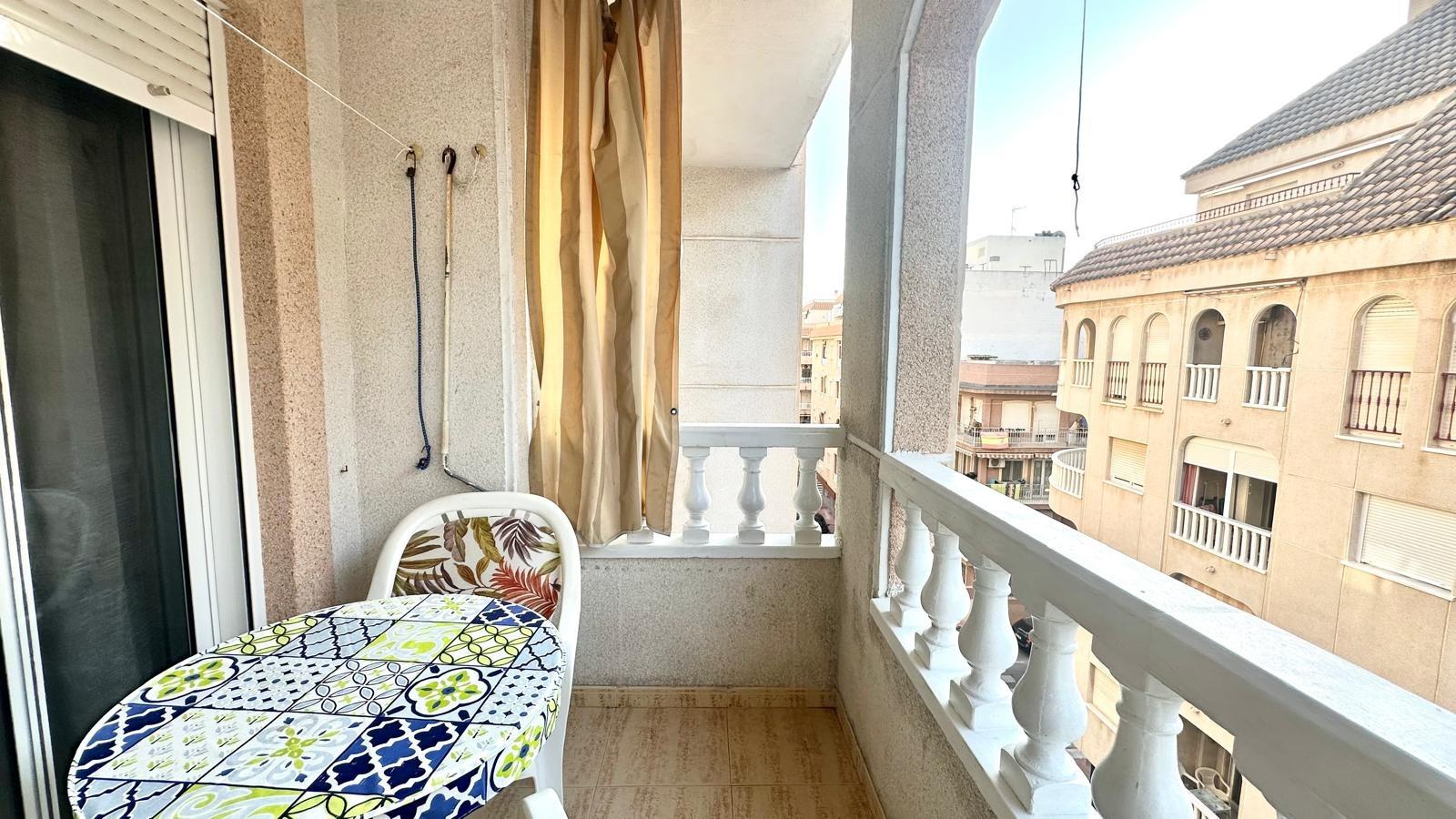 Exclusivo Apartamento en Acequión: Playa, Inversión y Confort Total, Apartamento en venta en Acequión, Torrevieja. A 200m de la playa, 2 dorm. Moderno, con terraza y AC. ¡Incluye licencia turística! Ideal para vivir o invertir.