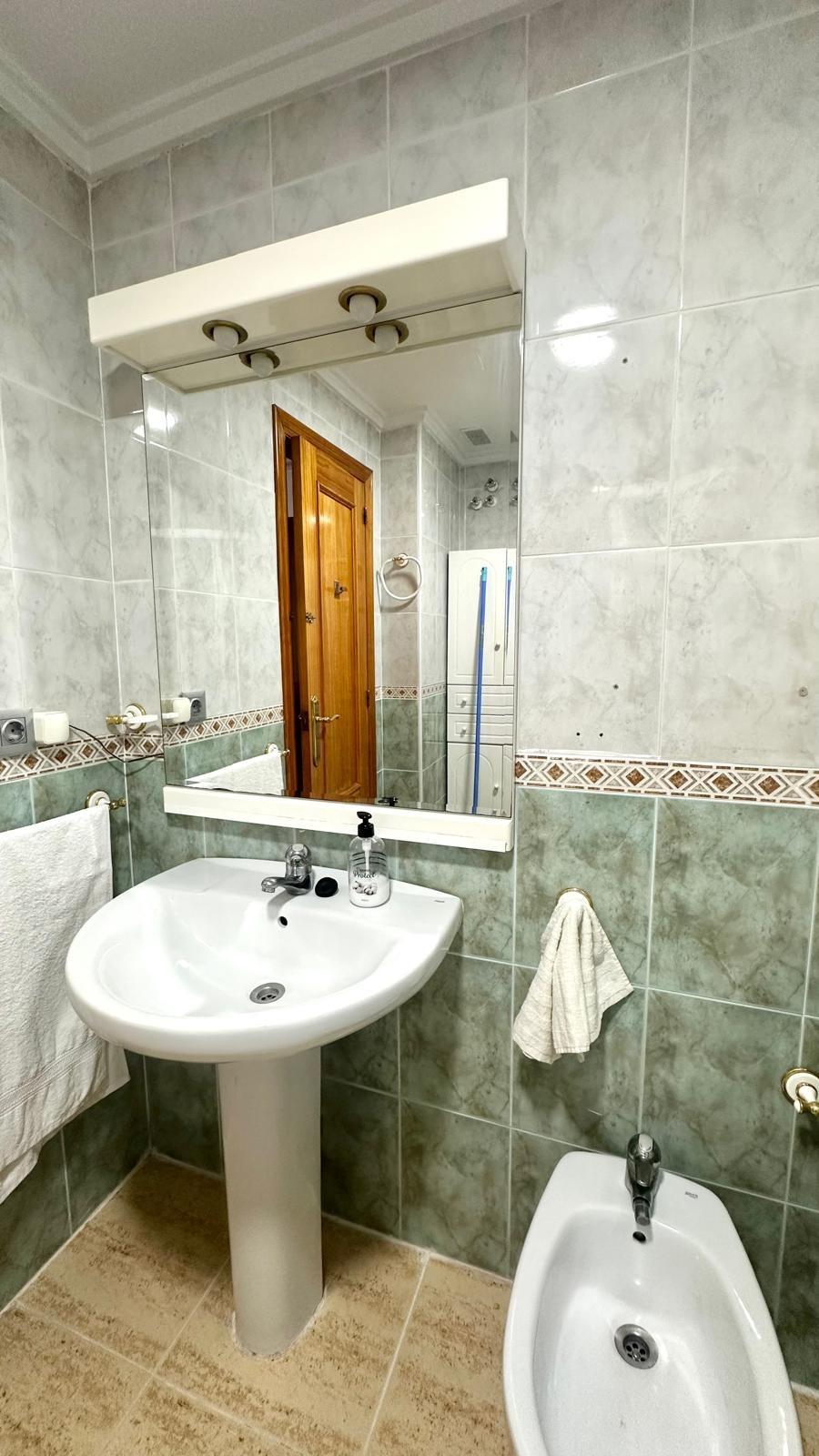 Exclusivo Apartamento en Acequión: Playa, Inversión y Confort Total, Apartamento en venta en Acequión, Torrevieja. A 200m de la playa, 2 dorm. Moderno, con terraza y AC. ¡Incluye licencia turística! Ideal para vivir o invertir.