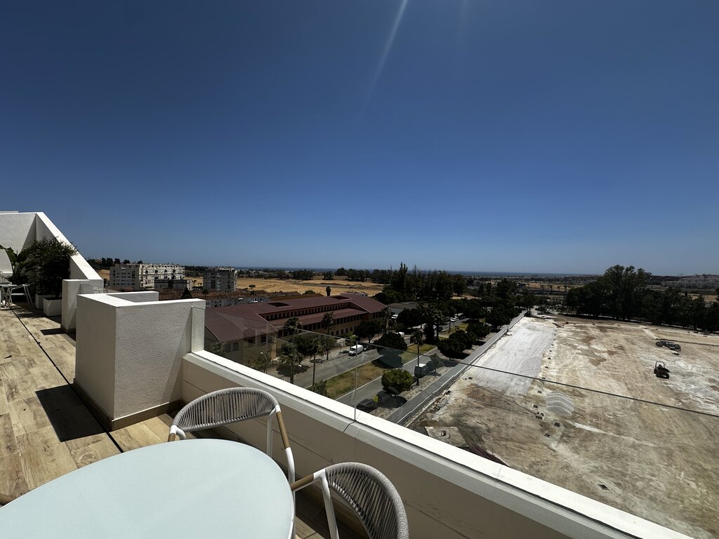Estrena Lujo: Apartamento Vanguardista con Terraza en Nueva Andalucía, Lujo a estrenar en Nueva Andalucía, Marbella. Apartamento de 3 hab, 2 baños en exclusivo complejo. Diseño vanguardista, terraza soleada, piscina y garaje. ¡Inve