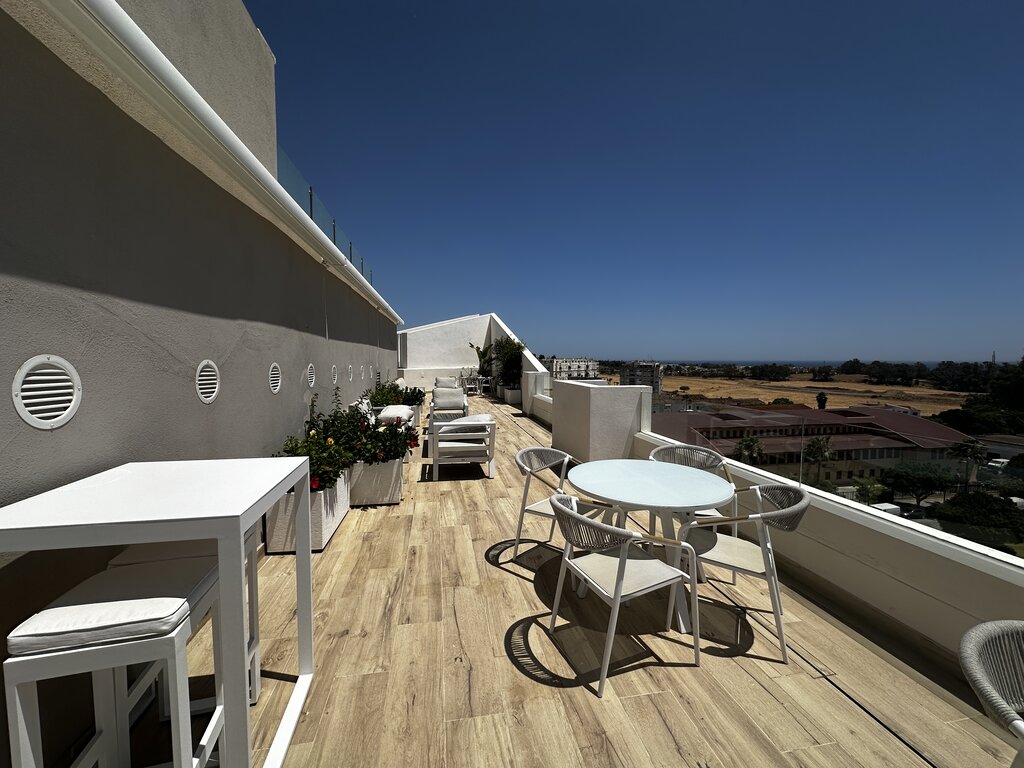 Estrena Lujo: Apartamento Vanguardista con Terraza en Nueva Andalucía, Lujo a estrenar en Nueva Andalucía, Marbella. Apartamento de 3 hab, 2 baños en exclusivo complejo. Diseño vanguardista, terraza soleada, piscina y garaje. ¡Inve