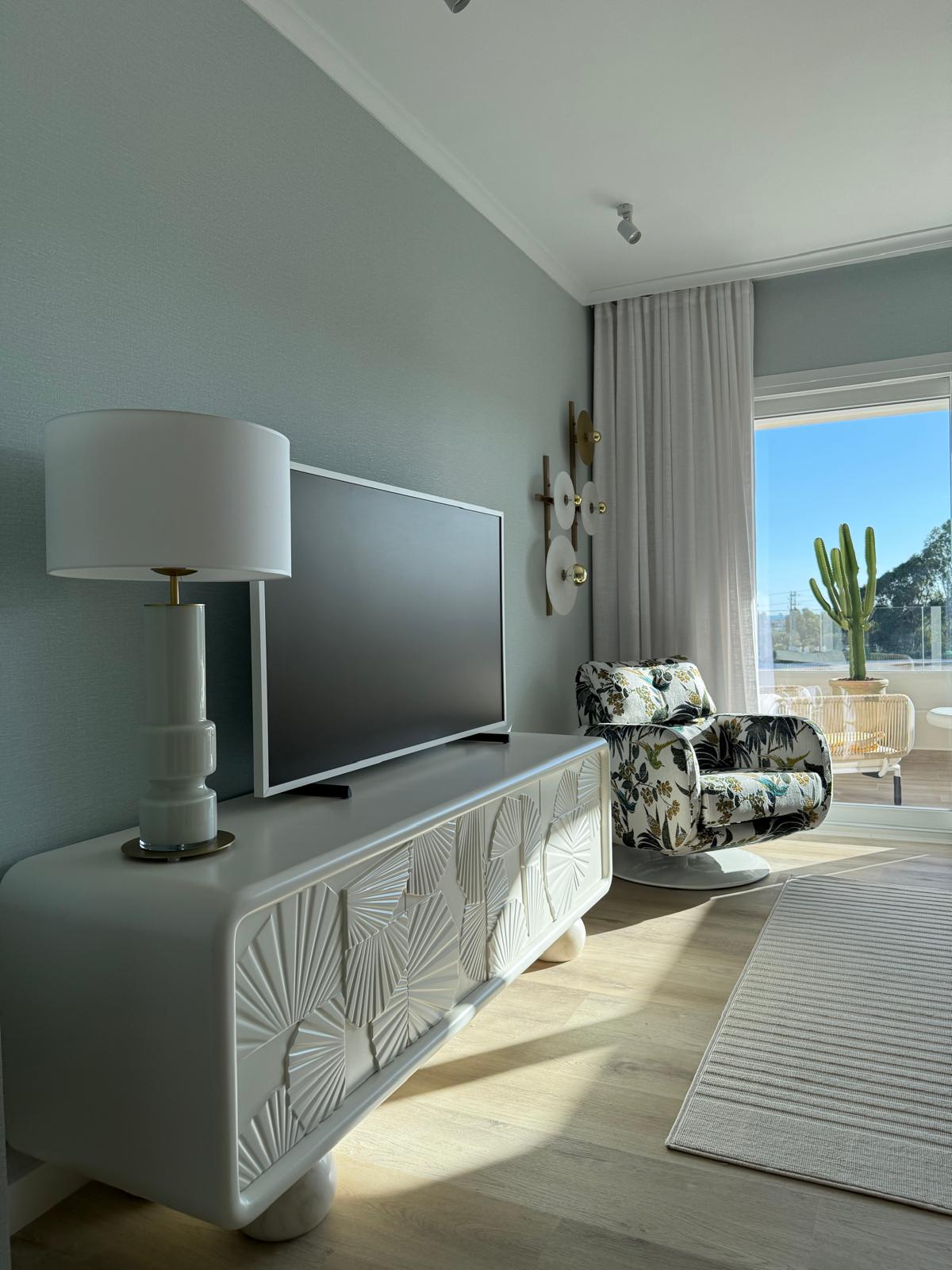 Estrena Lujo: Apartamento Vanguardista con Terraza en Nueva Andalucía, Lujo a estrenar en Nueva Andalucía, Marbella. Apartamento de 3 hab, 2 baños en exclusivo complejo. Diseño vanguardista, terraza soleada, piscina y garaje. ¡Inve