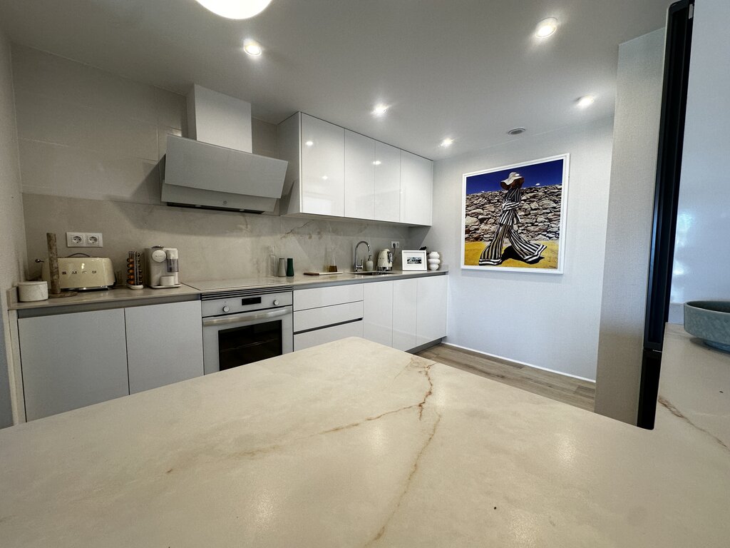 Estrena Lujo: Apartamento Vanguardista con Terraza en Nueva Andalucía, Lujo a estrenar en Nueva Andalucía, Marbella. Apartamento de 3 hab, 2 baños en exclusivo complejo. Diseño vanguardista, terraza soleada, piscina y garaje. ¡Inve