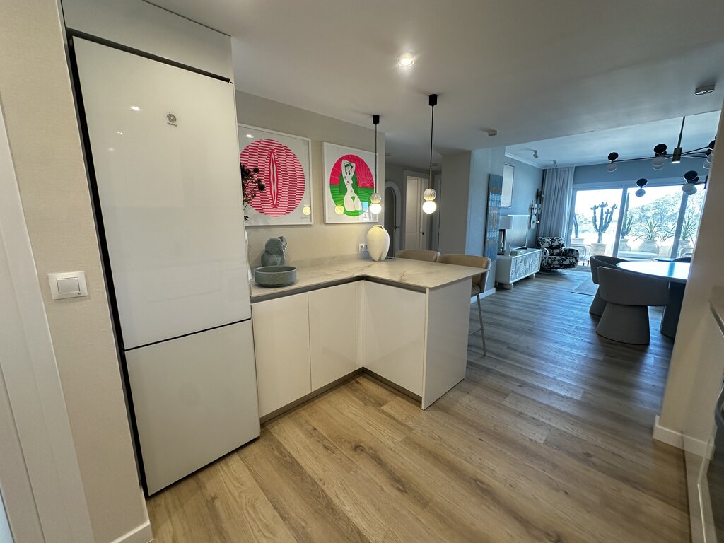 Estrena Lujo: Apartamento Vanguardista con Terraza en Nueva Andalucía, Lujo a estrenar en Nueva Andalucía, Marbella. Apartamento de 3 hab, 2 baños en exclusivo complejo. Diseño vanguardista, terraza soleada, piscina y garaje. ¡Inve