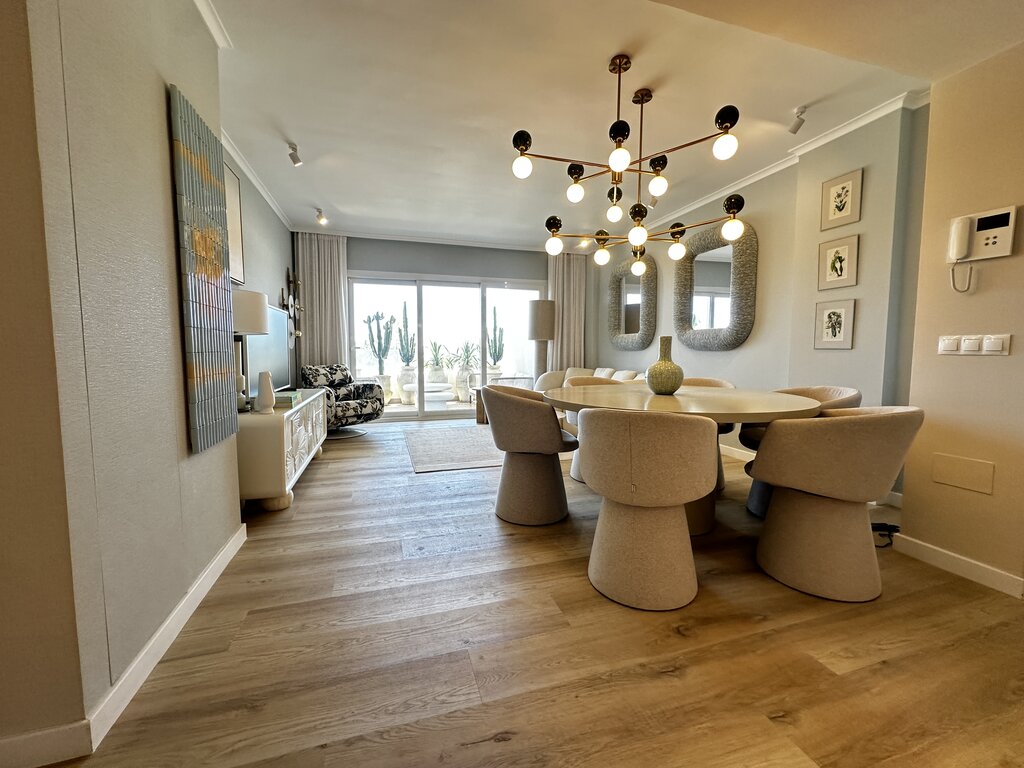 Estrena Lujo: Apartamento Vanguardista con Terraza en Nueva Andalucía, Lujo a estrenar en Nueva Andalucía, Marbella. Apartamento de 3 hab, 2 baños en exclusivo complejo. Diseño vanguardista, terraza soleada, piscina y garaje. ¡Inve