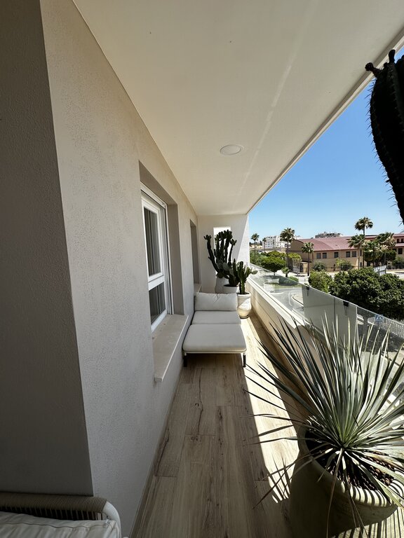 Estrena Lujo: Apartamento Vanguardista con Terraza en Nueva Andalucía, Lujo a estrenar en Nueva Andalucía, Marbella. Apartamento de 3 hab, 2 baños en exclusivo complejo. Diseño vanguardista, terraza soleada, piscina y garaje. ¡Inve
