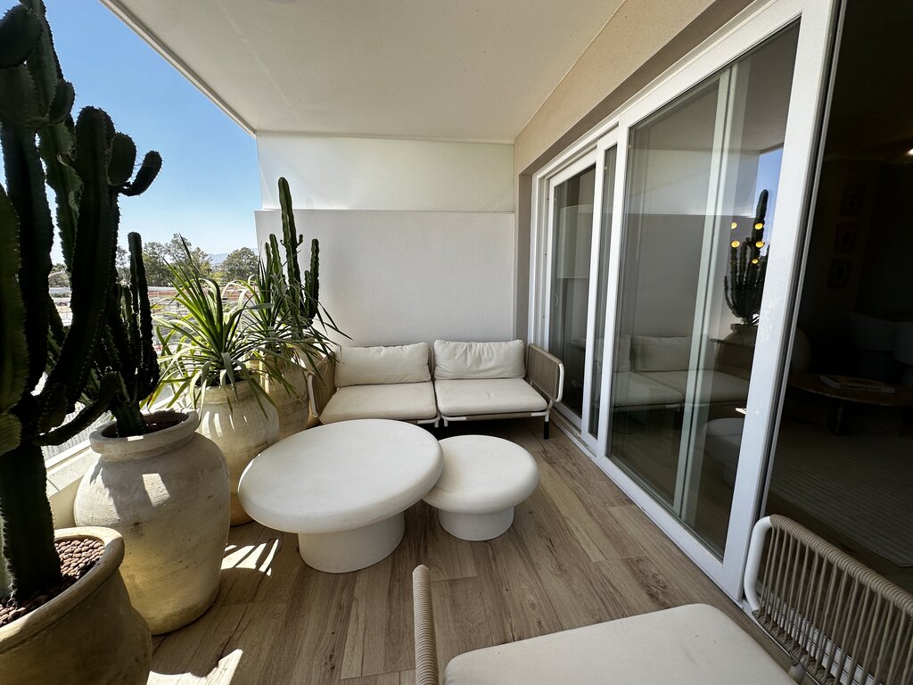 Estrena Lujo: Apartamento Vanguardista con Terraza en Nueva Andalucía, Lujo a estrenar en Nueva Andalucía, Marbella. Apartamento de 3 hab, 2 baños en exclusivo complejo. Diseño vanguardista, terraza soleada, piscina y garaje. ¡Inve