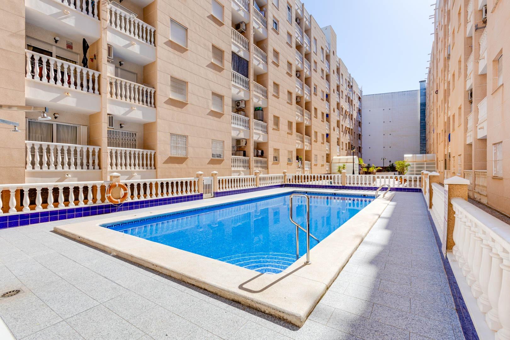 Apartamento Exclusivo Torrevieja: Playa, Piscina y Parking Privado., Apartamento de 70m² en Torrevieja centro, a pasos de Playa del Cura. 2 hab, piscina, parking. ¡Vive el Mediterráneo por 145.000€! Gran inversión.