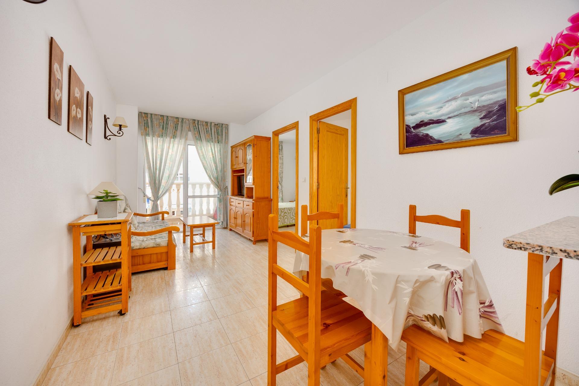 Apartamento Exclusivo Torrevieja: Playa, Piscina y Parking Privado., Apartamento de 70m² en Torrevieja centro, a pasos de Playa del Cura. 2 hab, piscina, parking. ¡Vive el Mediterráneo por 145.000€! Gran inversión.
