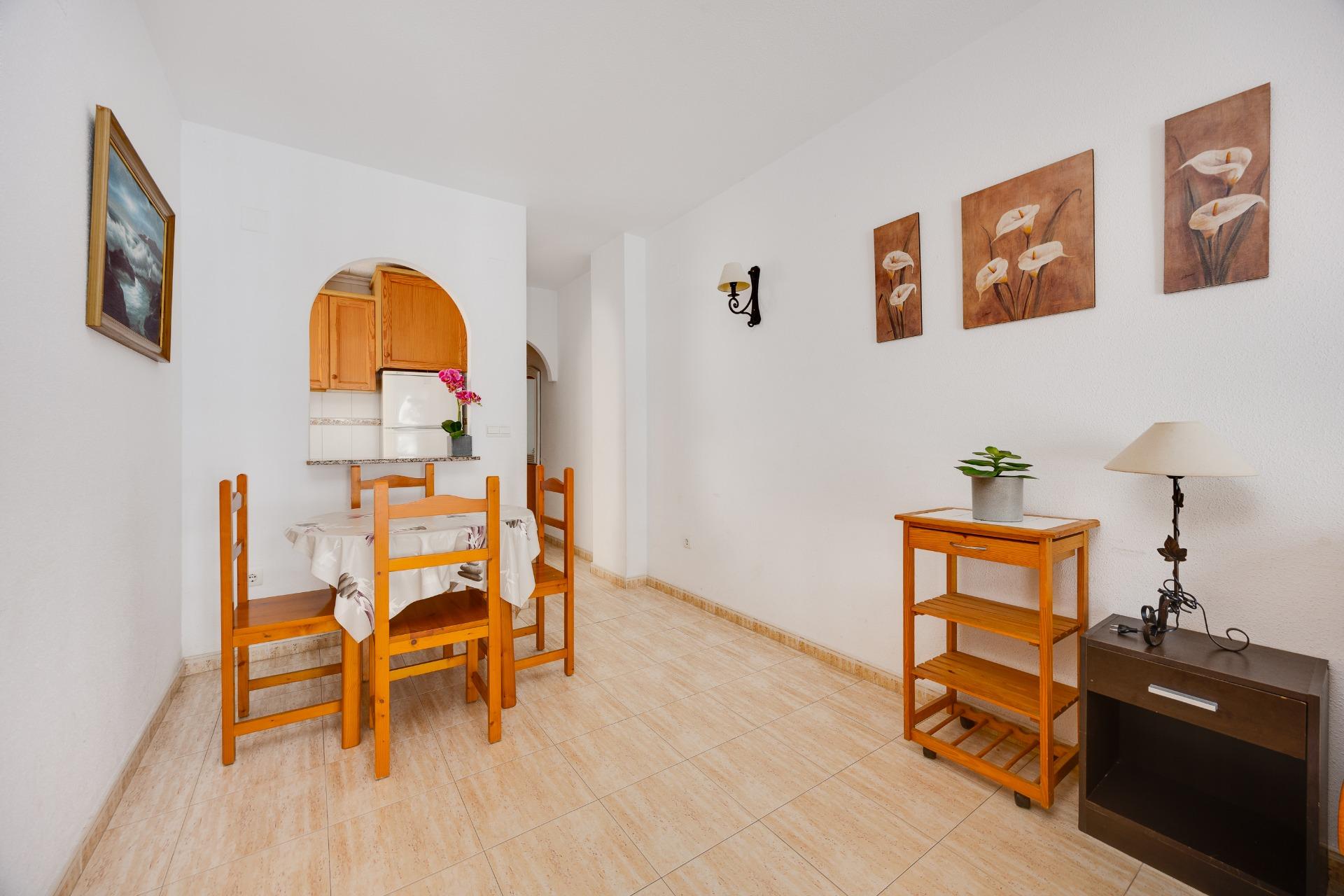 Apartamento Exclusivo Torrevieja: Playa, Piscina y Parking Privado., Apartamento de 70m² en Torrevieja centro, a pasos de Playa del Cura. 2 hab, piscina, parking. ¡Vive el Mediterráneo por 145.000€! Gran inversión.