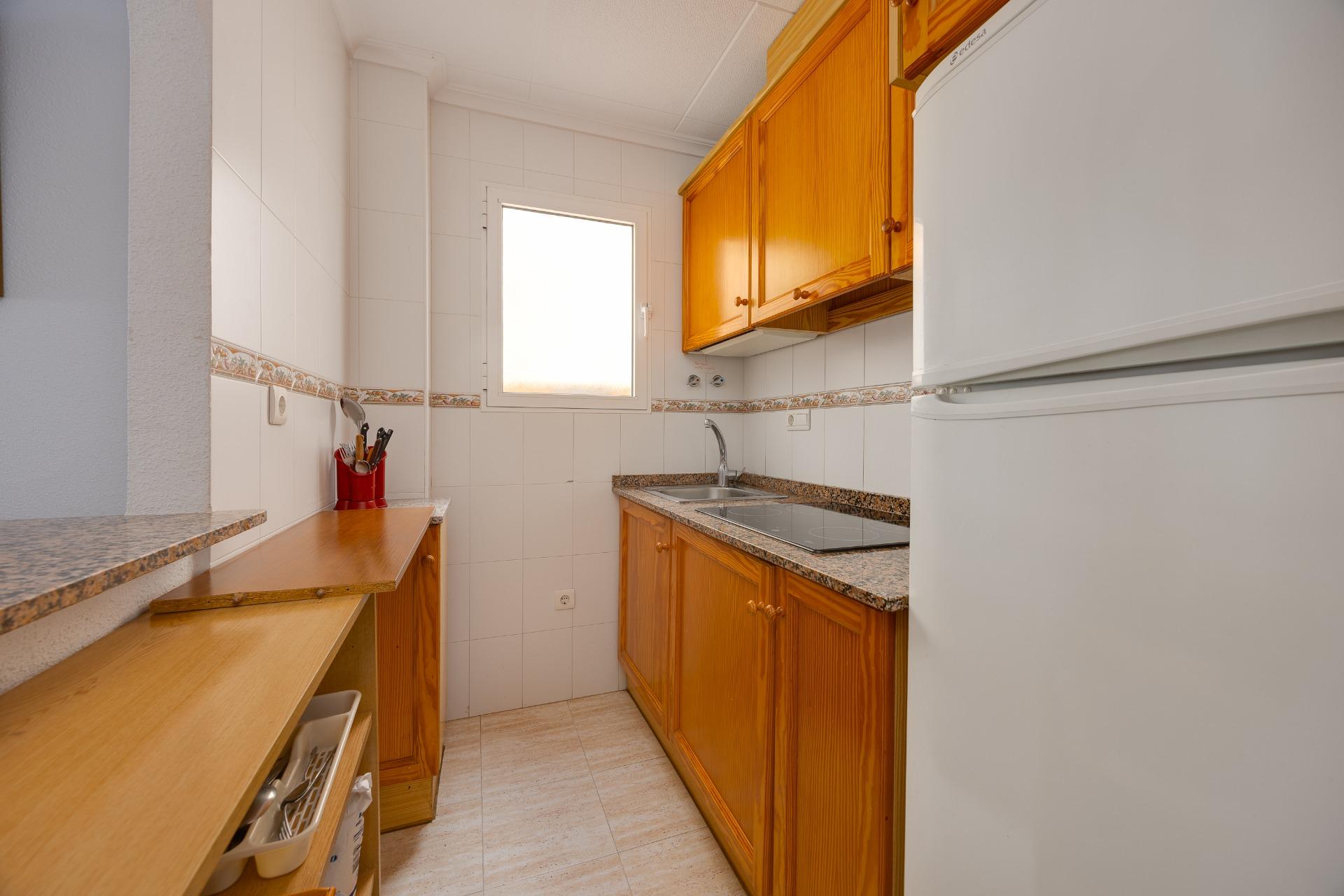 Apartamento Exclusivo Torrevieja: Playa, Piscina y Parking Privado., Apartamento de 70m² en Torrevieja centro, a pasos de Playa del Cura. 2 hab, piscina, parking. ¡Vive el Mediterráneo por 145.000€! Gran inversión.