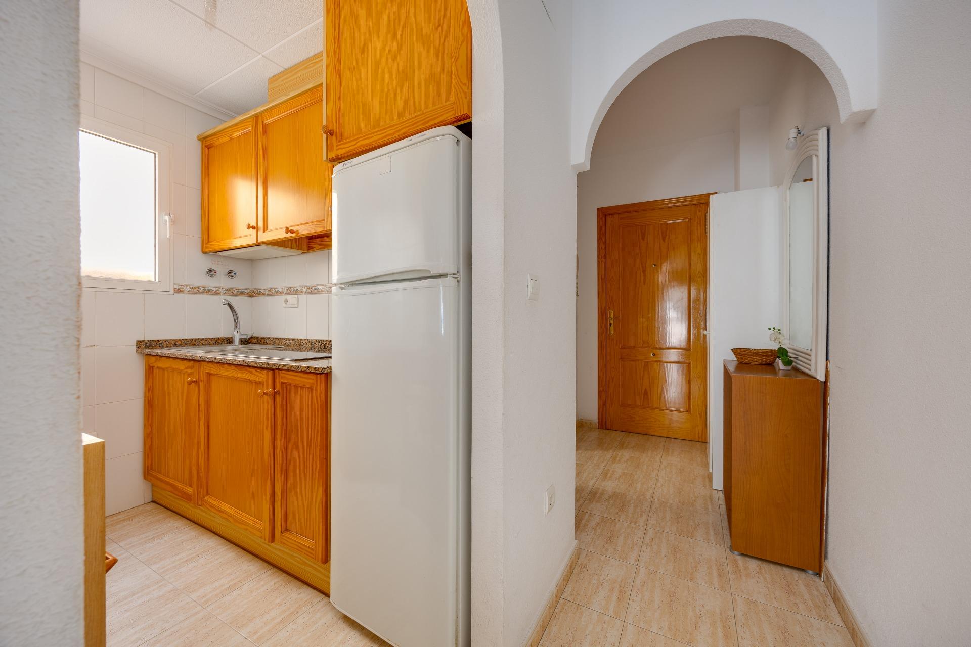 Apartamento Exclusivo Torrevieja: Playa, Piscina y Parking Privado., Apartamento de 70m² en Torrevieja centro, a pasos de Playa del Cura. 2 hab, piscina, parking. ¡Vive el Mediterráneo por 145.000€! Gran inversión.