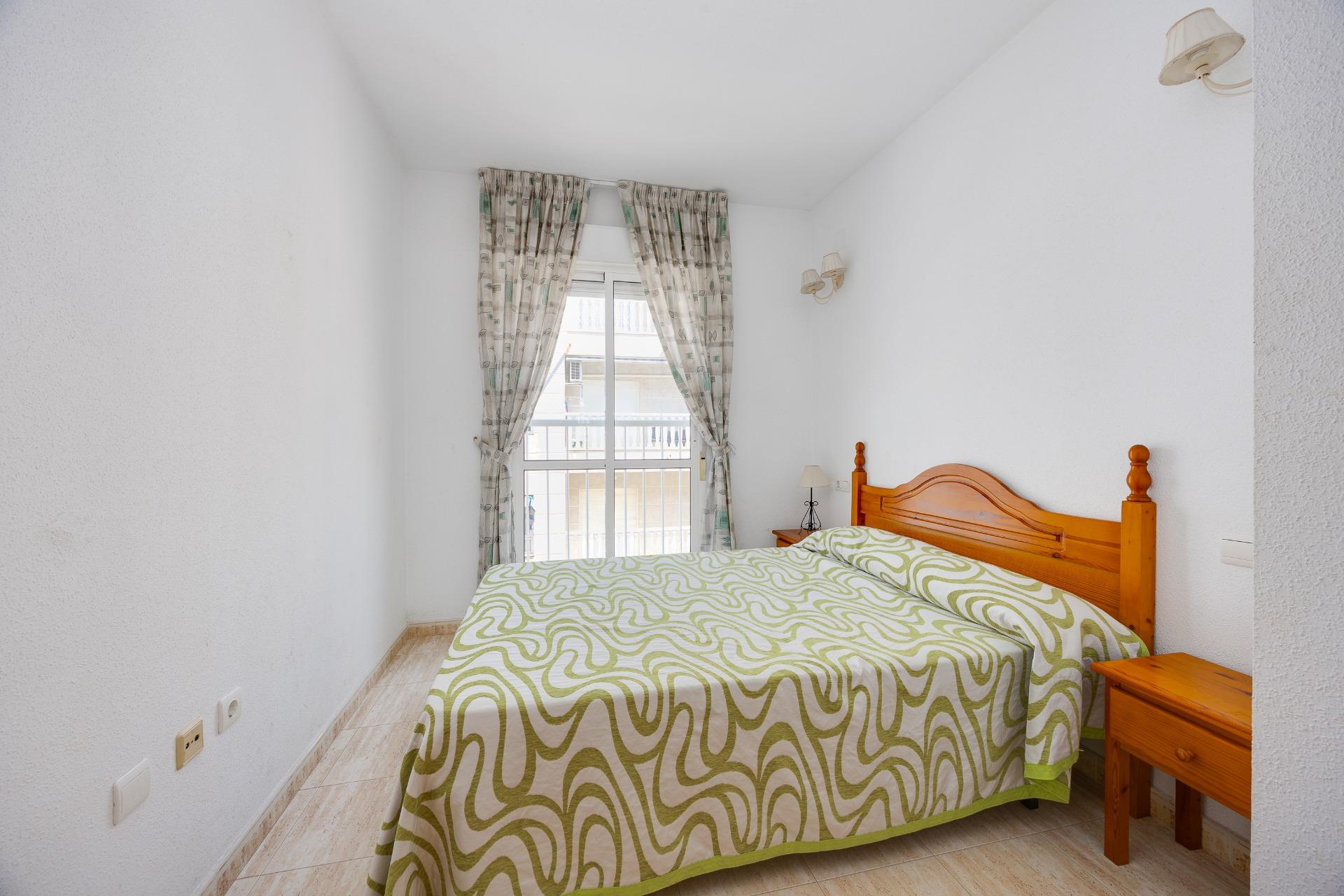Apartamento Exclusivo Torrevieja: Playa, Piscina y Parking Privado., Apartamento de 70m² en Torrevieja centro, a pasos de Playa del Cura. 2 hab, piscina, parking. ¡Vive el Mediterráneo por 145.000€! Gran inversión.