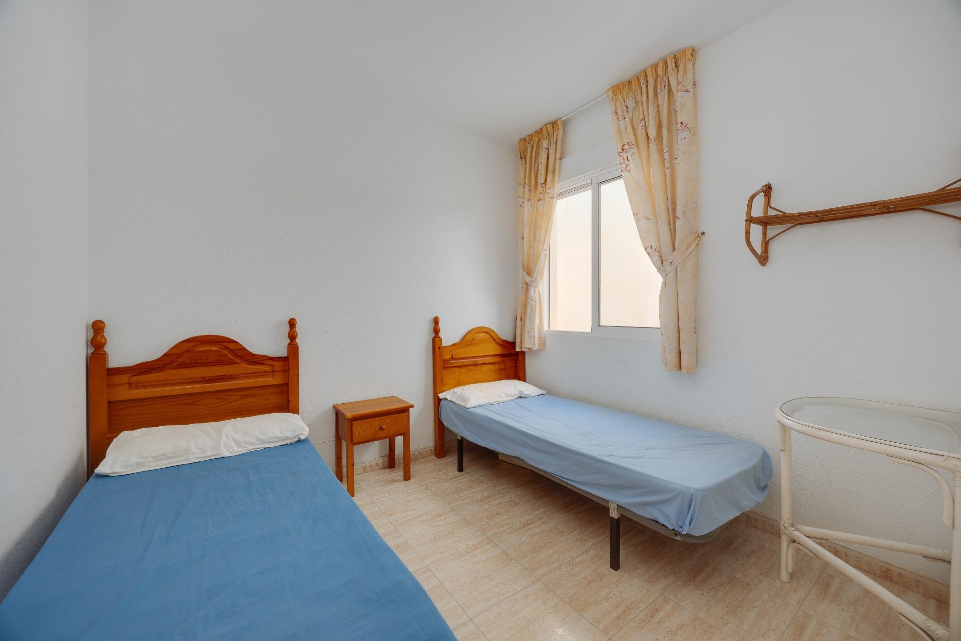 Apartamento Exclusivo Torrevieja: Playa, Piscina y Parking Privado., Apartamento de 70m² en Torrevieja centro, a pasos de Playa del Cura. 2 hab, piscina, parking. ¡Vive el Mediterráneo por 145.000€! Gran inversión.