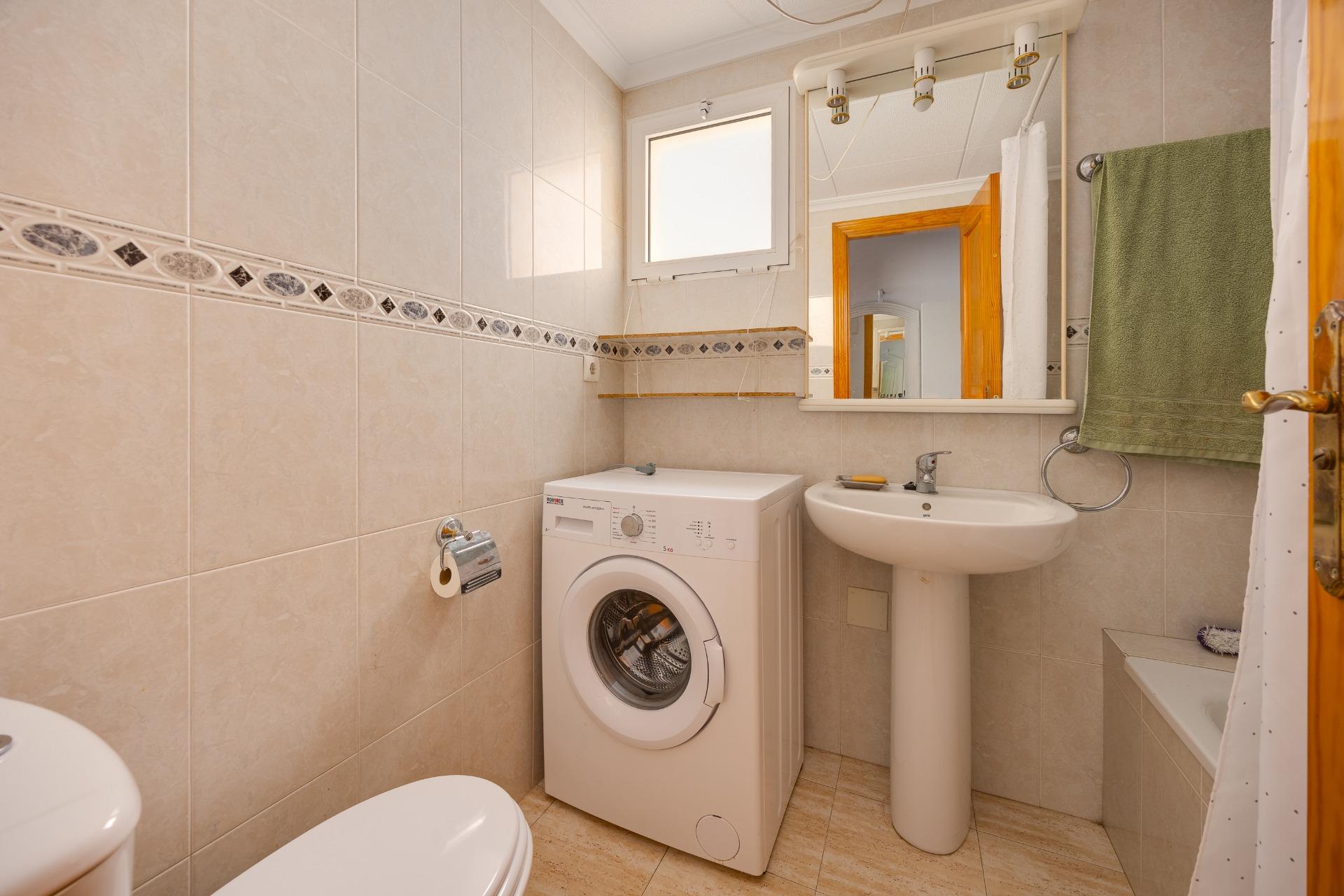 Apartamento Exclusivo Torrevieja: Playa, Piscina y Parking Privado., Apartamento de 70m² en Torrevieja centro, a pasos de Playa del Cura. 2 hab, piscina, parking. ¡Vive el Mediterráneo por 145.000€! Gran inversión.