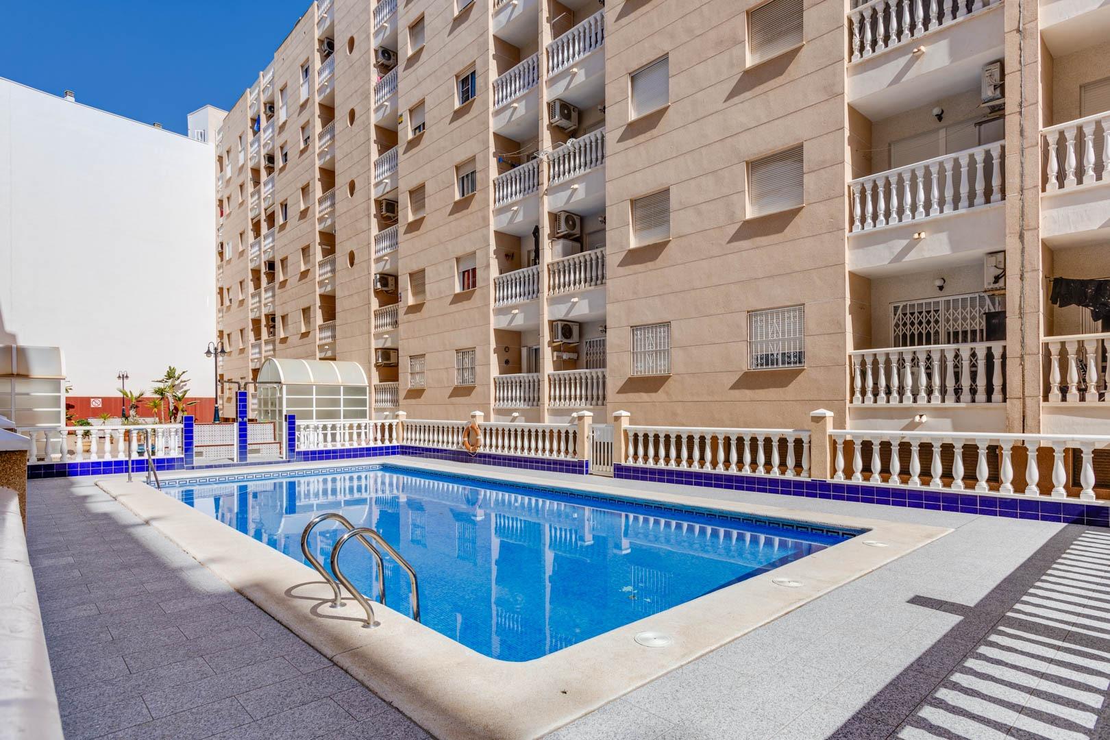 Apartamento Exclusivo Torrevieja: Playa, Piscina y Parking Privado., Apartamento de 70m² en Torrevieja centro, a pasos de Playa del Cura. 2 hab, piscina, parking. ¡Vive el Mediterráneo por 145.000€! Gran inversión.