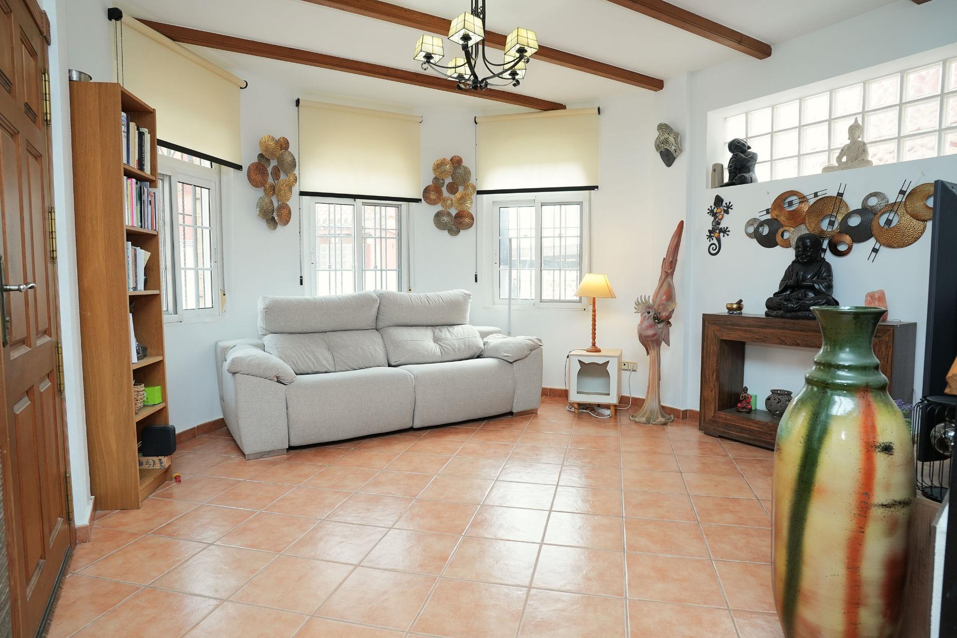 Chalet de Ensueño en La Herrada: Vistas, Jardín y Piscina., Chalet independiente en La Herrada, Los Montesinos. Vistas a Laguna La Mata, 3 hab, 2 baños, jardín y piscina. Vive la Costa Blanca por 239.990€.