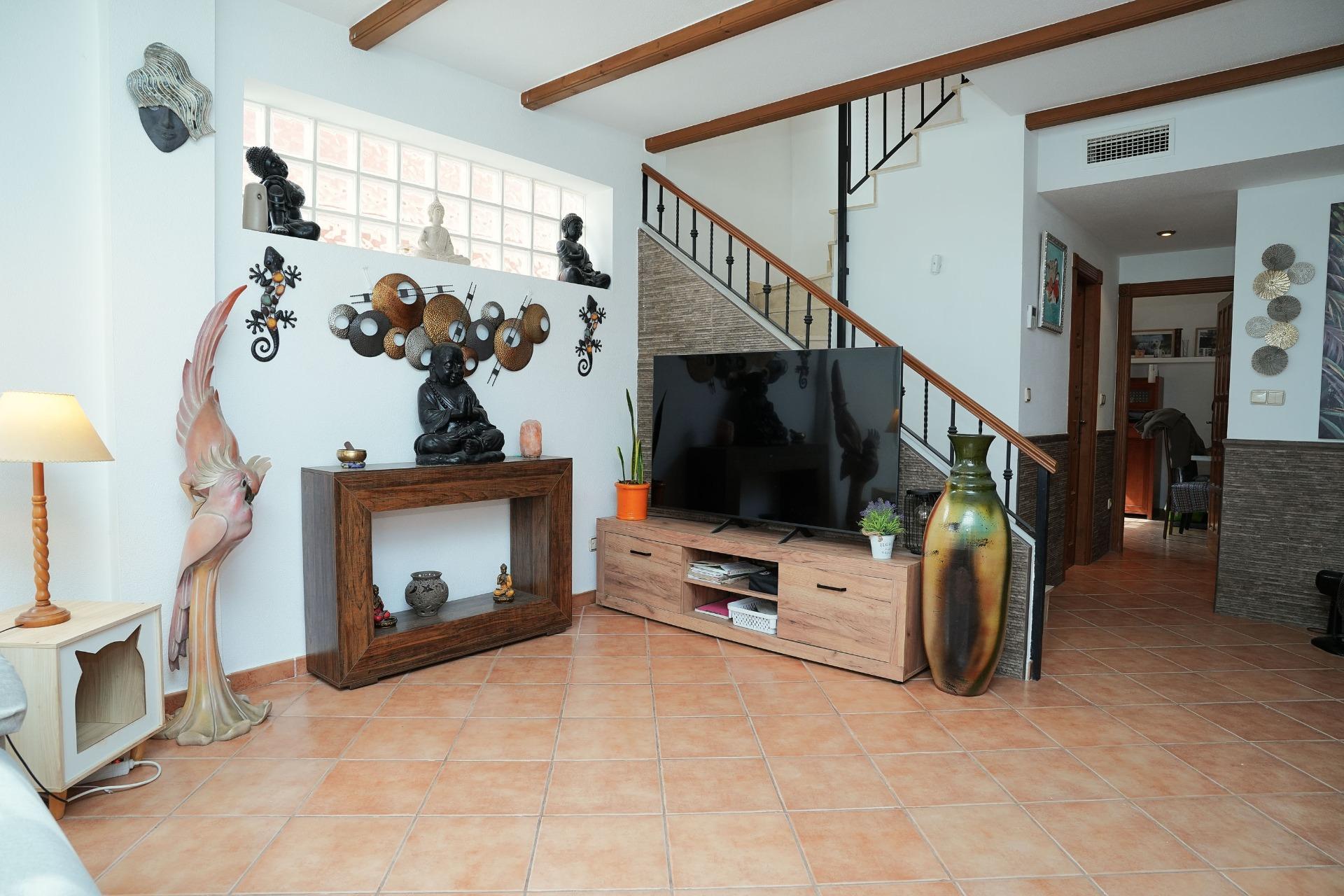 Chalet de Ensueño en La Herrada: Vistas, Jardín y Piscina., Chalet independiente en La Herrada, Los Montesinos. Vistas a Laguna La Mata, 3 hab, 2 baños, jardín y piscina. Vive la Costa Blanca por 239.990€.