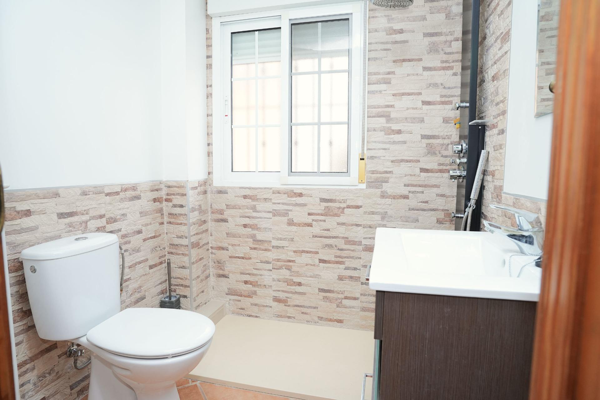 Chalet de Ensueño en La Herrada: Vistas, Jardín y Piscina., Chalet independiente en La Herrada, Los Montesinos. Vistas a Laguna La Mata, 3 hab, 2 baños, jardín y piscina. Vive la Costa Blanca por 239.990€.