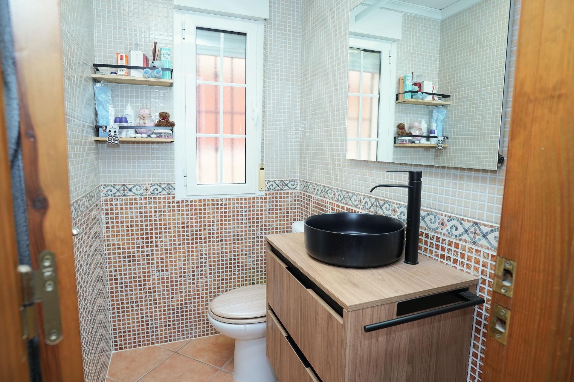 Chalet de Ensueño en La Herrada: Vistas, Jardín y Piscina., Chalet independiente en La Herrada, Los Montesinos. Vistas a Laguna La Mata, 3 hab, 2 baños, jardín y piscina. Vive la Costa Blanca por 239.990€.