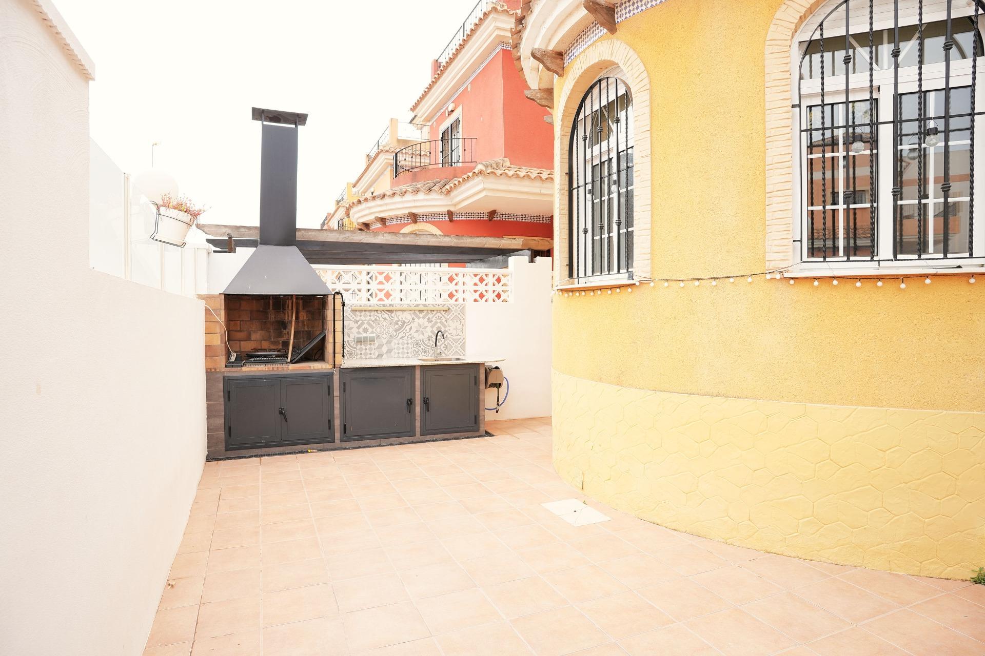 Chalet de Ensueño en La Herrada: Vistas, Jardín y Piscina., Chalet independiente en La Herrada, Los Montesinos. Vistas a Laguna La Mata, 3 hab, 2 baños, jardín y piscina. Vive la Costa Blanca por 239.990€.