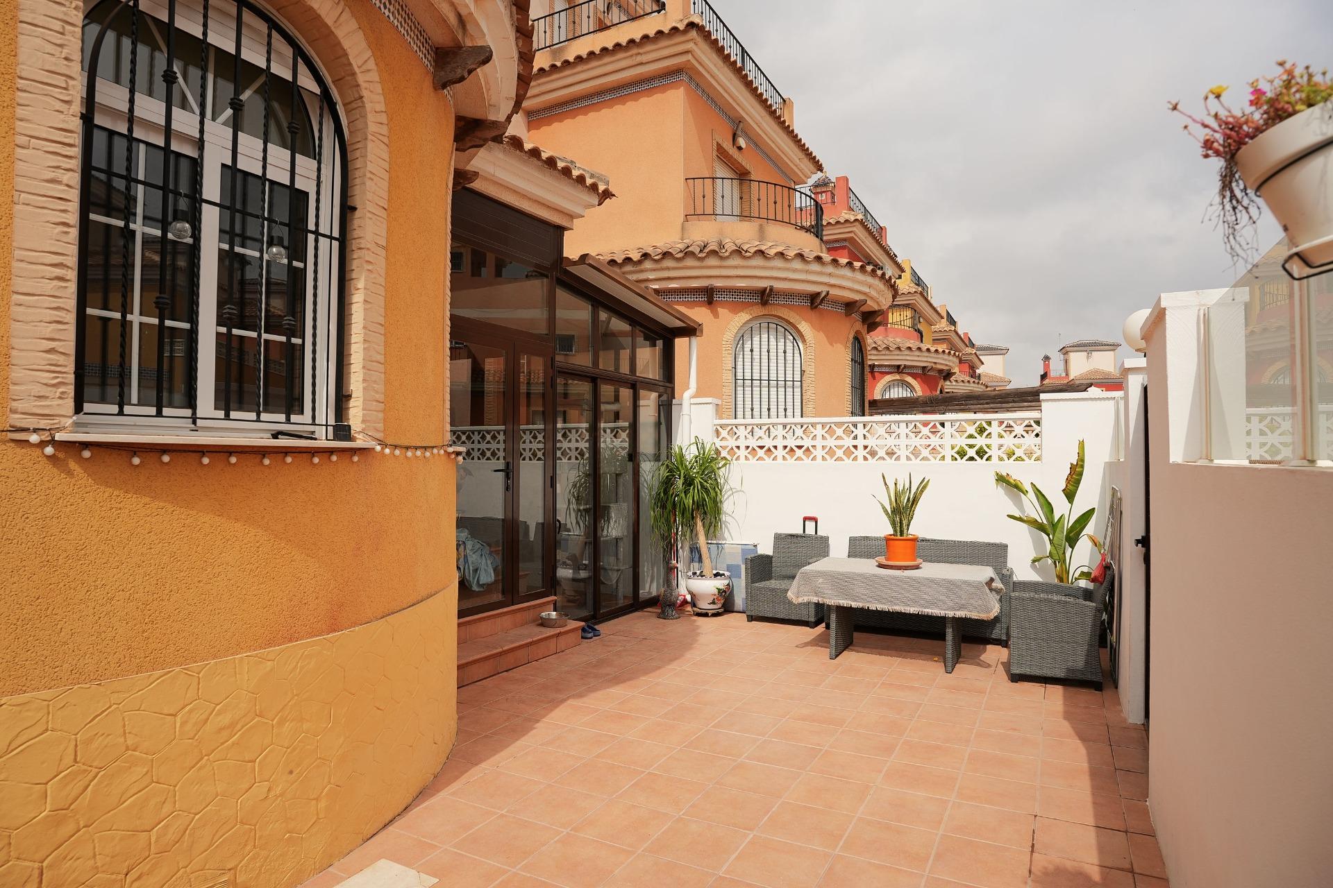 Chalet de Ensueño en La Herrada: Vistas, Jardín y Piscina., Chalet independiente en La Herrada, Los Montesinos. Vistas a Laguna La Mata, 3 hab, 2 baños, jardín y piscina. Vive la Costa Blanca por 239.990€.